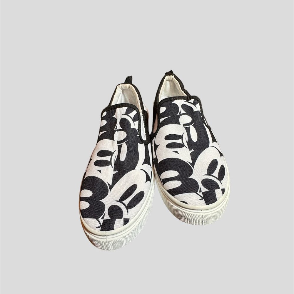 Disney Mickey Mouse size 7 black and white slipon